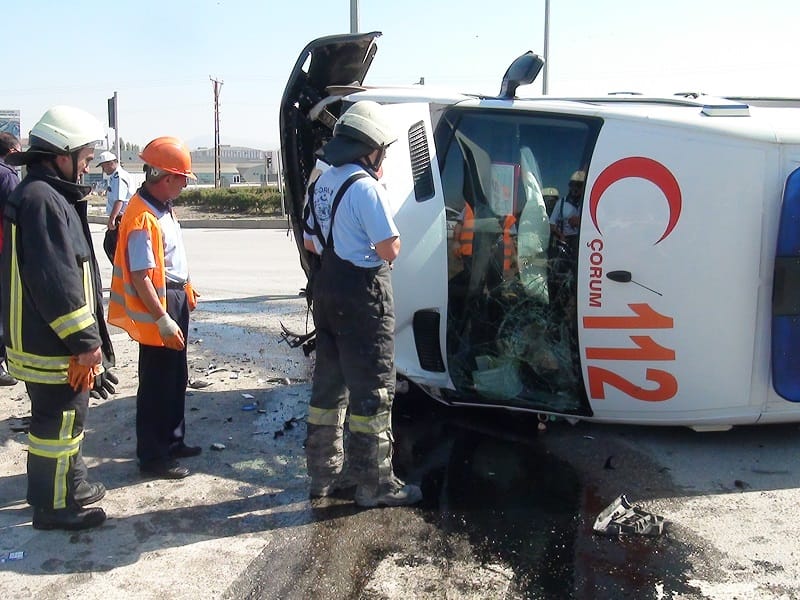 AMBULANS KAZA YAPTI; 4 YARALI