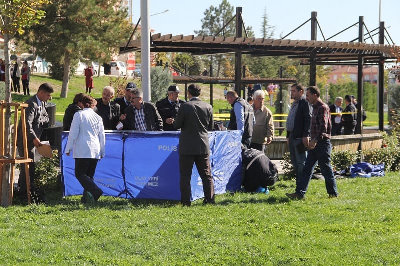 EMEKLİ POLİS CİNNET GEÇİRDİ; 2 ÖLÜ