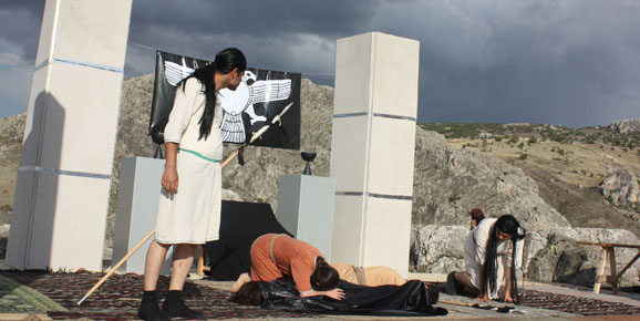 ‘AĞLAYAN ŞEHİR HATTUŞA’ BOĞAZKALE’DE SAHNELENDİ