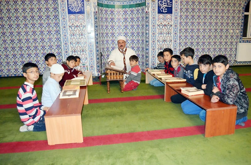 YUNUS EMRE CAMİİ’NDE AKŞAM KUR’AN KURSU EĞİTİMİ