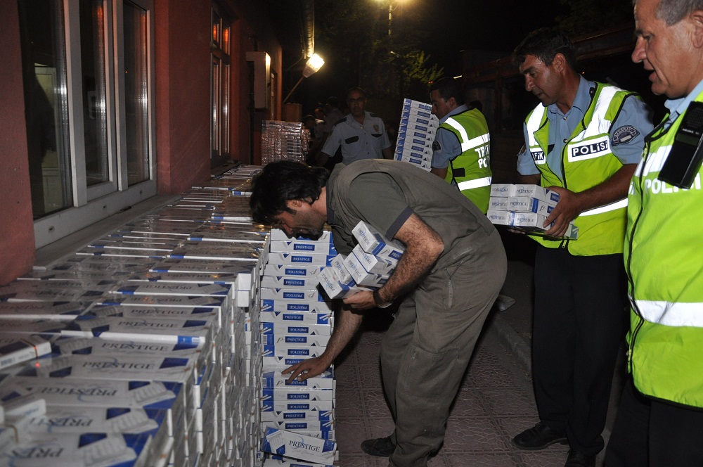 POLİSTEN KAÇAK SİGARA OPERASYONU