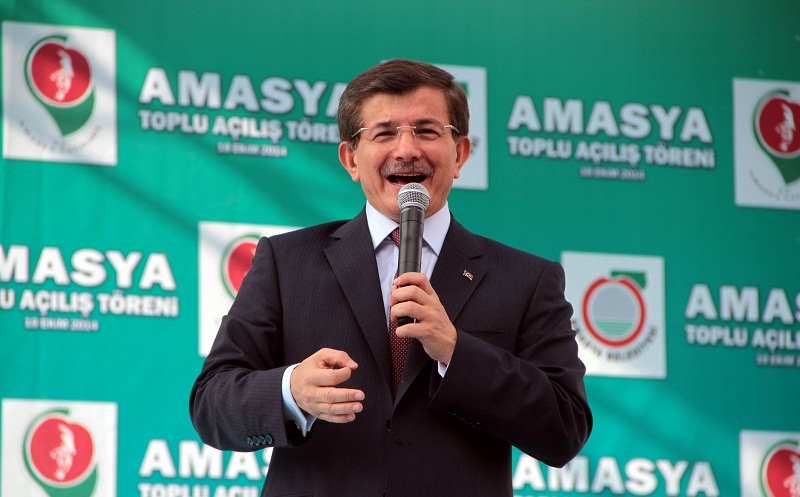 DAVUTOĞLU’NU AĞIRLAYAN ÇORUMLU
