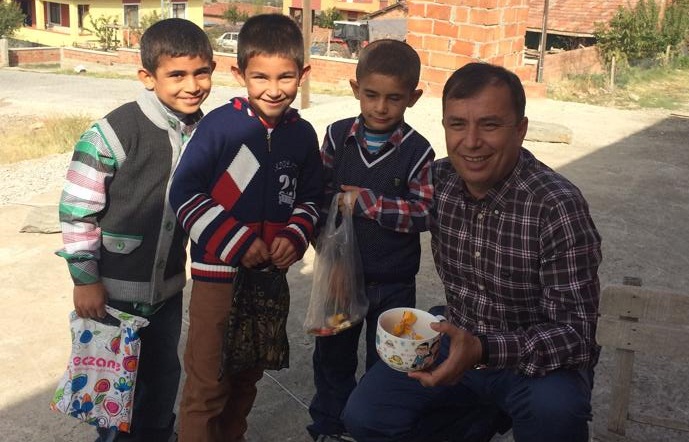 ÇOCUKLARA ŞEKER DAĞITTI