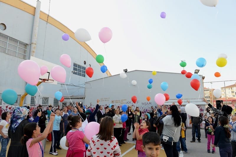 ÇOCUKLAR BOYADI, GÖKYÜZÜ RENKLENDİ