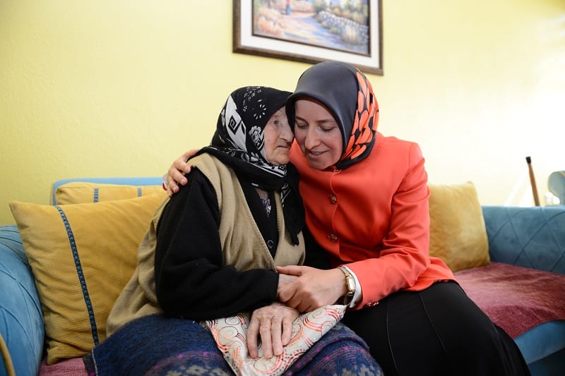 HATİCE KÜLCÜ’DEN HUZUREVİ’NE ZİYARET