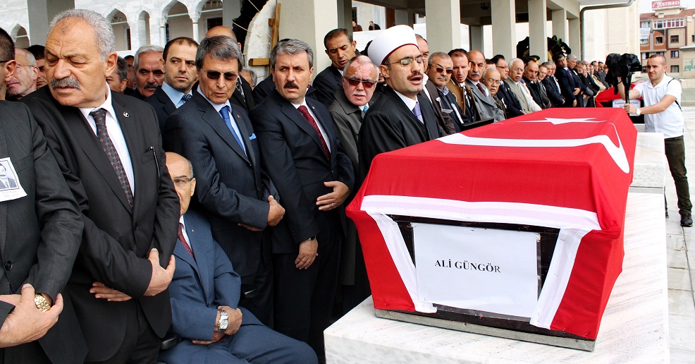 ŞEMSEK, MHP’Lİ VEKİLİN CENAZESİNE KATILDI