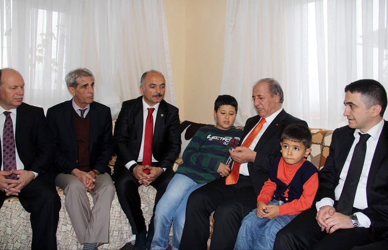 ÇORUM VALİSİ O YETİMLERİ UNUTMADI