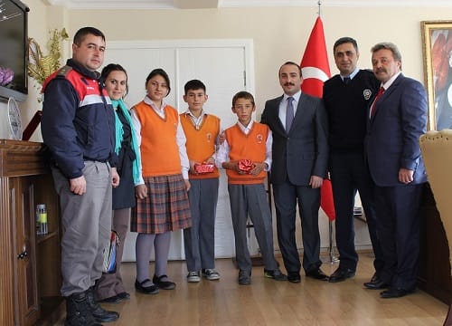 EMNİYET’TEN BAŞARILI ÖĞRENCİLERE ÖDÜL