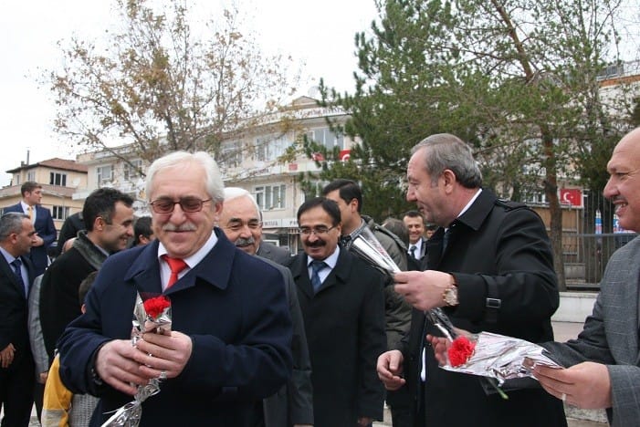 700 ÖĞRETMENE ÇİÇEK VERDİ