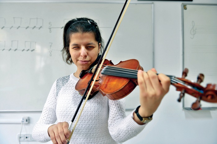 GÖRME ENGELLİ BİLGE’NİN AZMİ ÖRNEK OLMALI