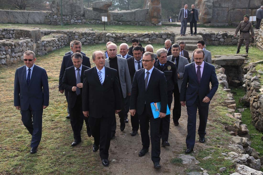 ÇORUM VALİSİ TARİHİ YERLERİ GEZDİ