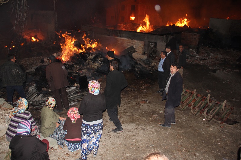 O KOMUTAN 20 EVİ YANMAKTAN KURTARDI