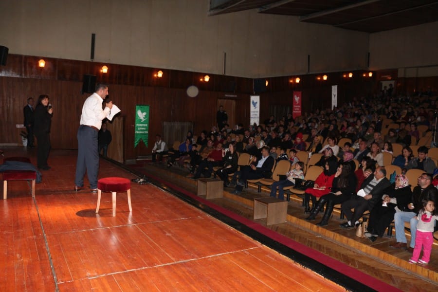 FOREVER’İN KONUĞU ÖZAYDIN GÜLDÜRDÜ