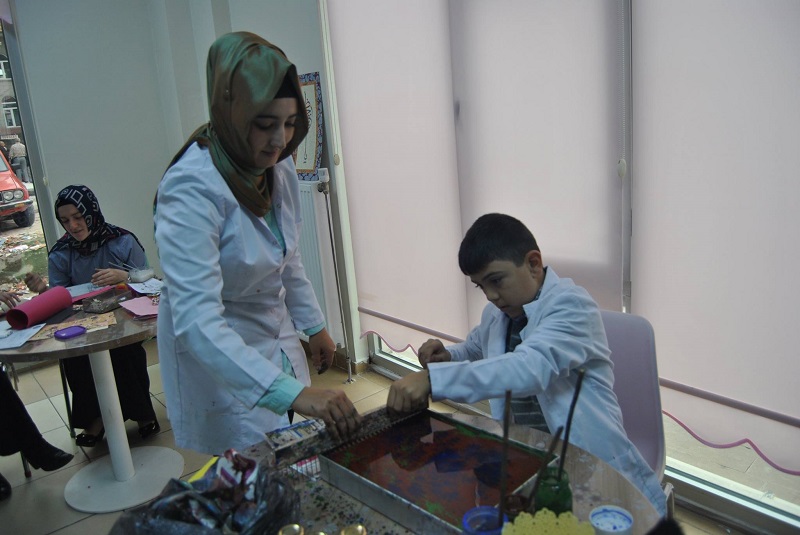 GENÇLİK MERKEZLERİNDE ÖĞRENCİLER MUTLU