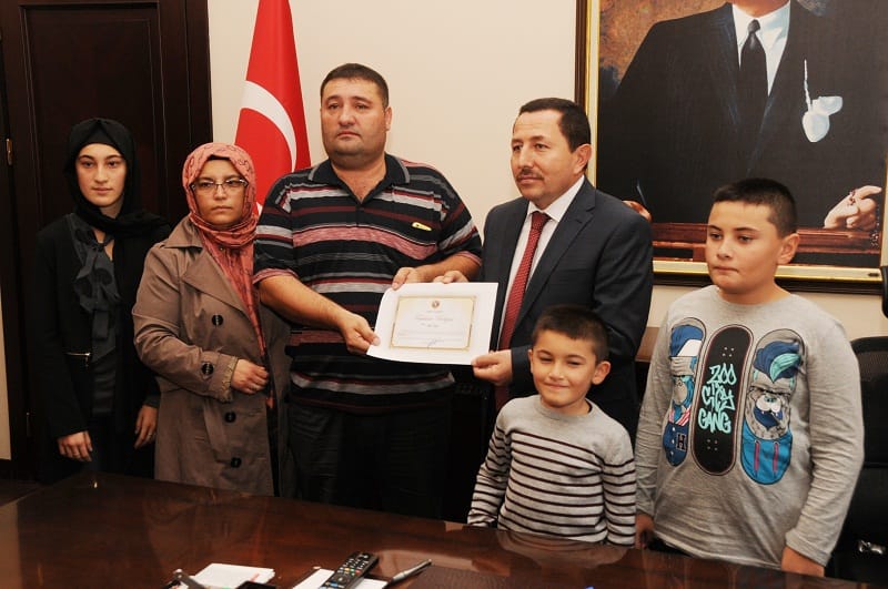 ÇORUMLU VALİYİ DUYGULANDIRAN BAĞIŞ