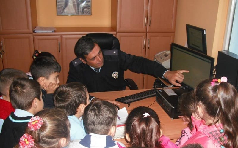 MİNİKLER POLİS MERKEZİNİ GEZDİ