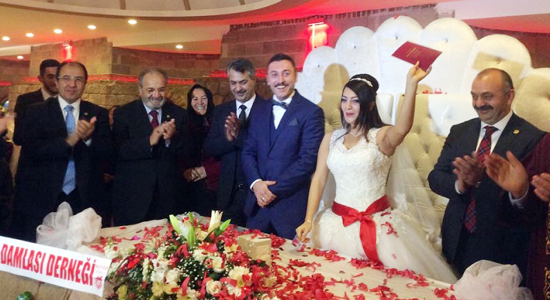 BELEDİYE BAŞKANI KIZINI EVLENDİRDİ