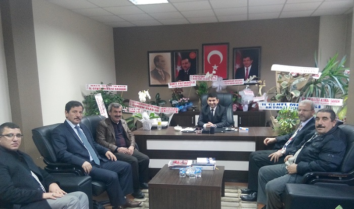 SİYASET BİR BAYRAK YARIŞIDIR