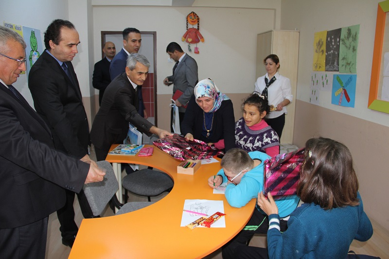 ENGELLİ ÖĞRENCİLERE HEDİYE VERDİLER