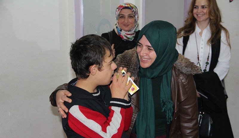 BAŞKANIN EŞİNDEN ANNE DUYARLILIĞI