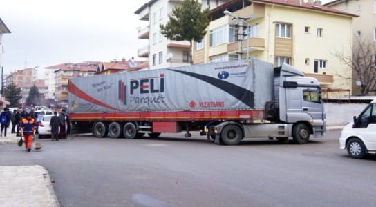 ÇORUM’DA TIR CADDEYE SIĞMADI