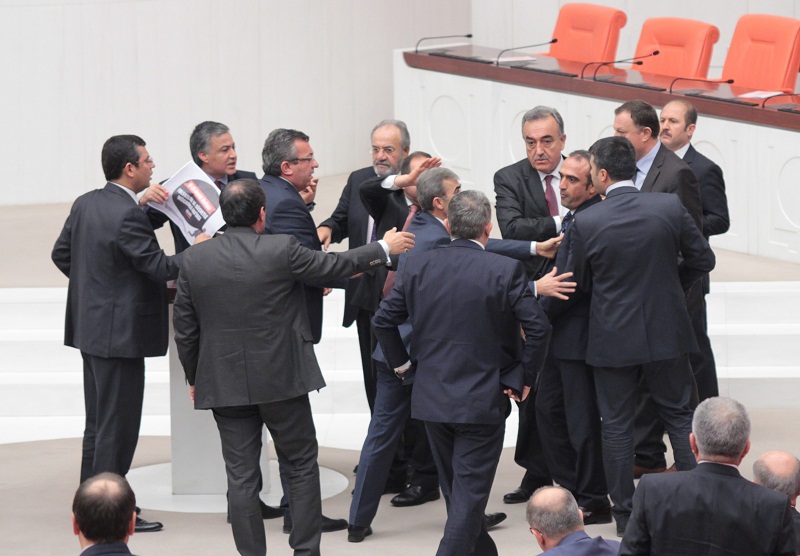 MECLİSTE KAVGA ÇIKTI, USLU KOŞTU