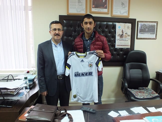 FENERBAHÇELİ BATUHAN ESKİ OKULUNU UNUTMADI