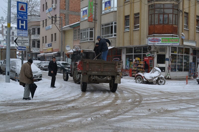 İSKİLİP’TE KARLA MÜCADELE ARALIKSIZ DEVAM EDİYOR