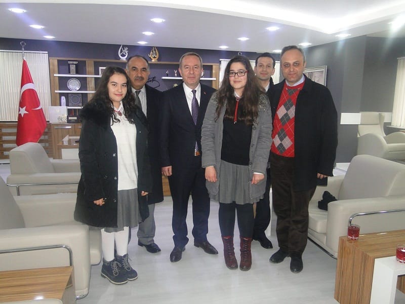 MHP’Lİ BAŞKAN ÖĞRENCİLERE ALTIN TAKTI