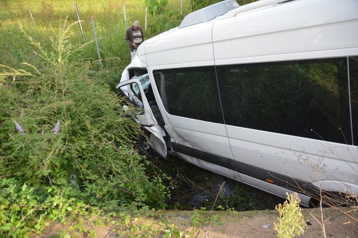 YOLCU MİNİBÜSÜ ŞARAMPOLE UÇTU