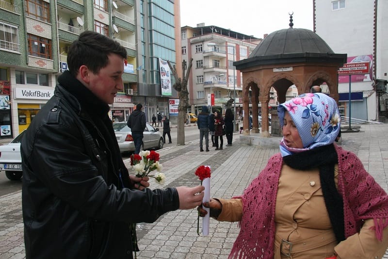 ÖĞRENCİLER ÖZGECAN İÇİN KARANFİL DAĞITTI