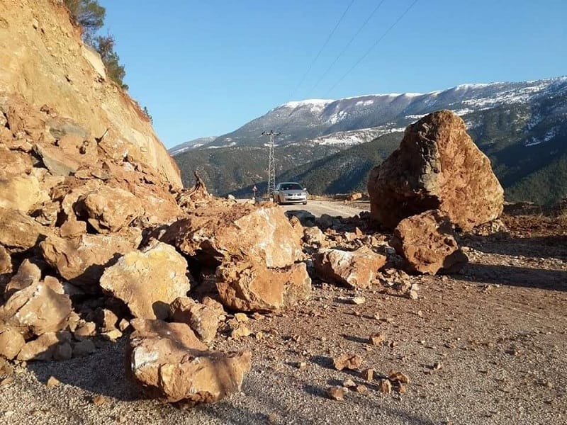 ÇORUM’DA HEYELAN YOL KAPATTI