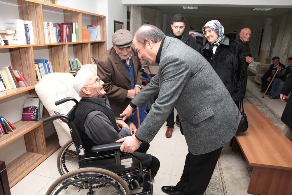 VALİ KARA VE EŞİ, HUZUREVLERİNİ ZİYARET ETTİ