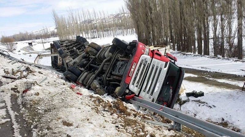 ÇORUM’DA TIR DEVRİLDİ: 2 YARALI