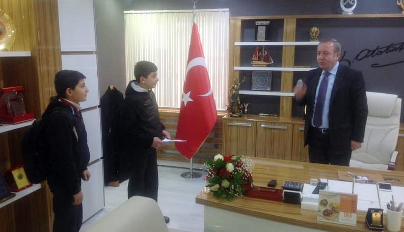 ÖĞRENCİLER BELEDİYE BAŞKANINI ŞAŞIRTTI
