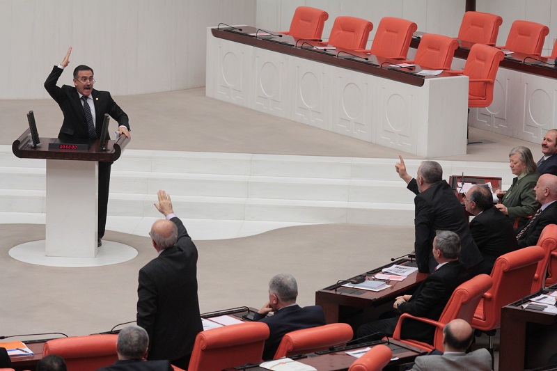 ÇORUMLU KONUŞTU, MECLİS KARIŞTI