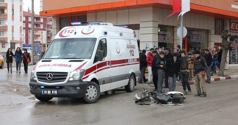 MOTOSİKLET KAMYONA ÇARPTI: 1 YARALI