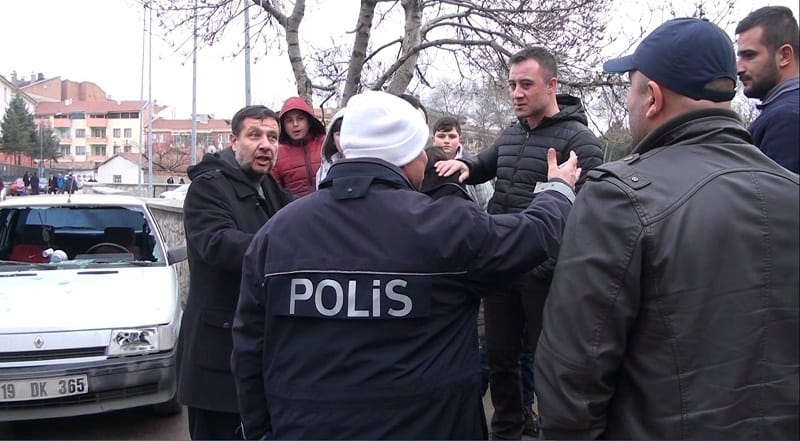 ÇORUM’DA OTOMOBİL ÖĞRENCİLERE ÇARPTI