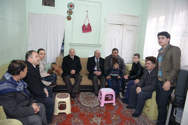 GÜL, IRAK’LI MÜLTECİ AİLEYİ EVİNDE ZİYARET ETTİ