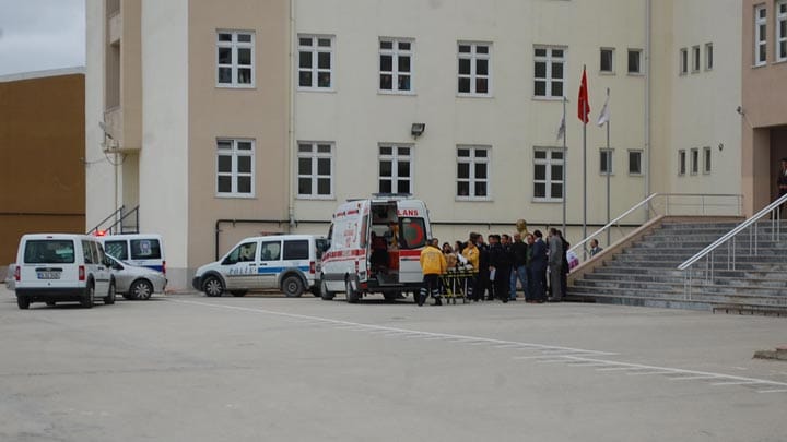 KIZ ÖĞRENCİ OKULDA İNTİHARA KALKIŞTI
