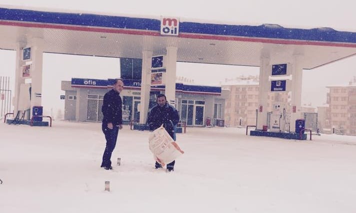 SEZER PETROL KUŞLARA YEM BIRAKTI