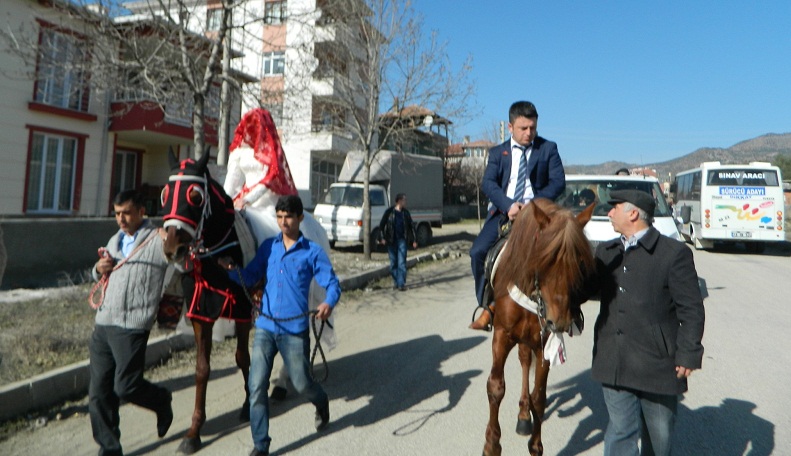 ÇORUMLU JOKEY GELİNİ ATA BİNDİRDİ