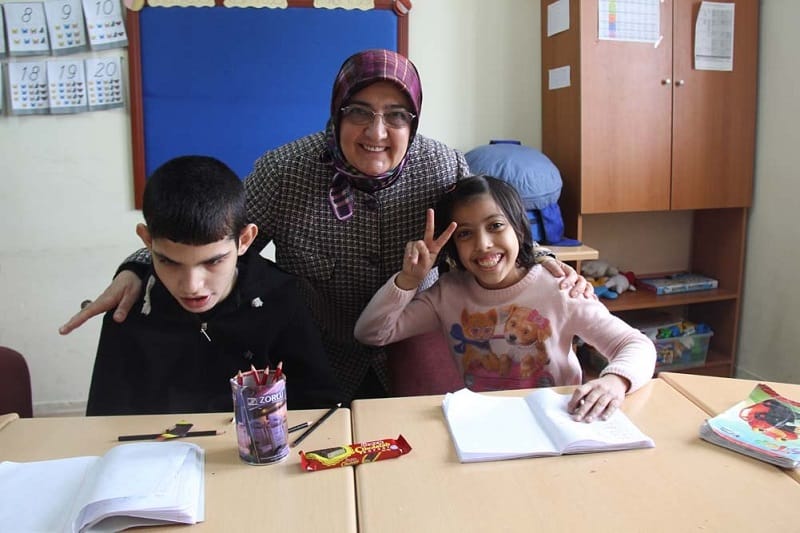 ÖZEL ÇOCUKLARA VALİ EŞİNDEN ÖZEL İLGİ