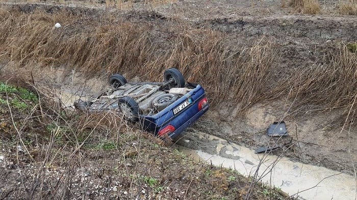 OTOMOBİL SU KANALINA UÇTU