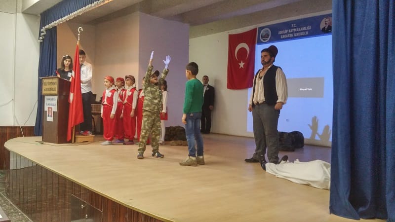 SAKARYA İLKOKULU’NDAN AĞLATAN PROGRAM