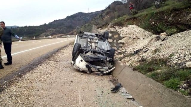 KONTROLDEN ÇIKAN OTOMOBİL TAKLA ATTI