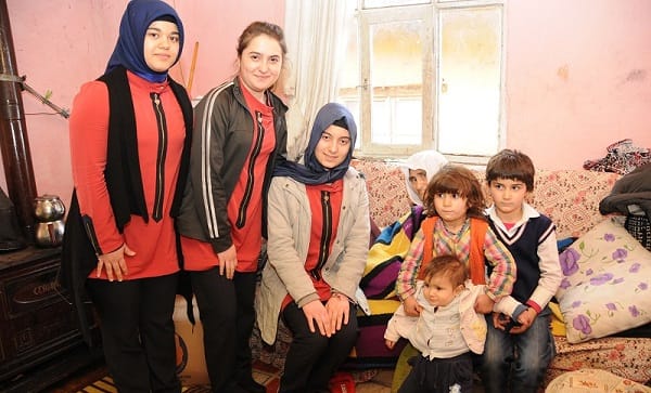 ÖĞRENCİLERDEN İHTİYAÇ SAHİBİ AİLELERE YARDIM