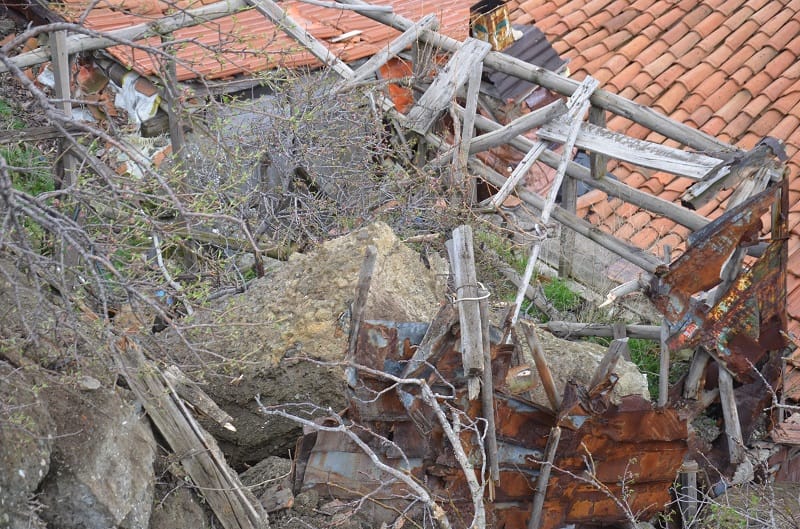 ÇORUM’DA KAYA EVİN ÇATISINA DÜŞTÜ