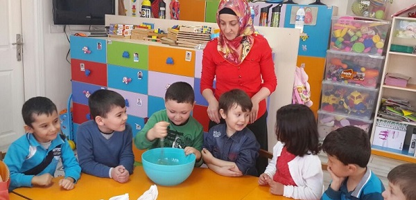 LEYLA TEYZEDEN MİNİKLERE PASTACILIK DERSİ