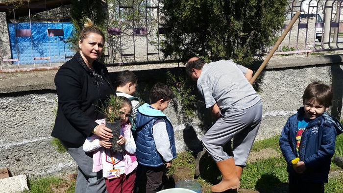 ÇORUMLU MİNİKLERİN BİRER FİDANI OLDU
